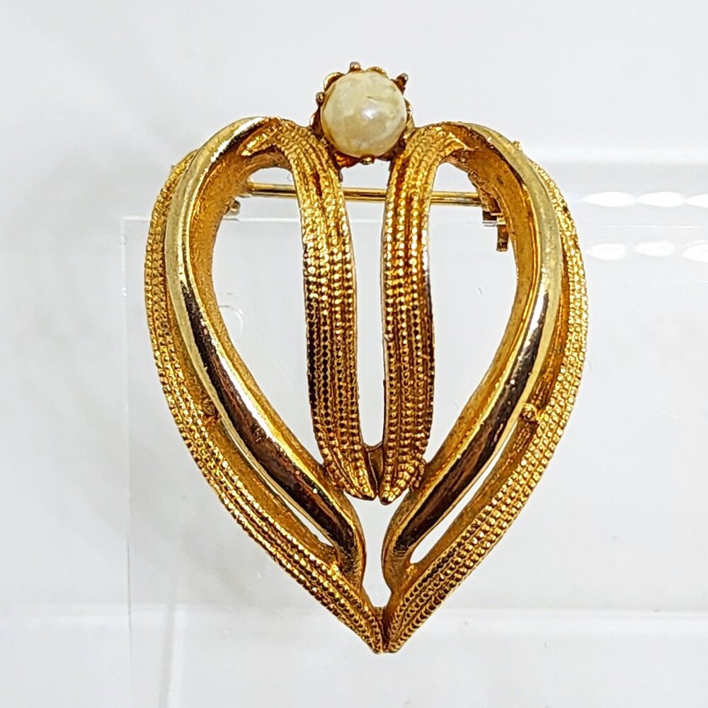 Vintage Gold Stylized Heart Shape Shiny and Textured Natural Pearl Brooch Pin